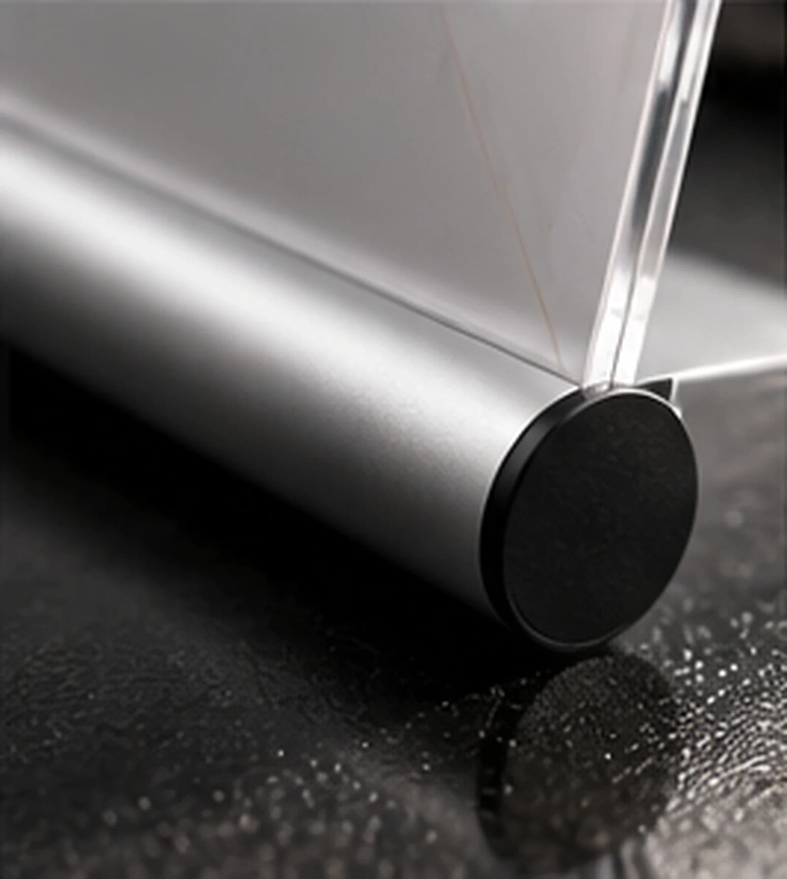 Detailaufnahme des gebürsteten Aluminium-Standfusses von Silvana
